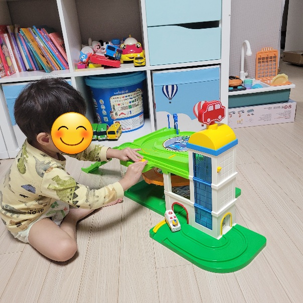 2세 아가가 타요 빙글빙글 주차장 놀이를 가지고 놀고 있다.