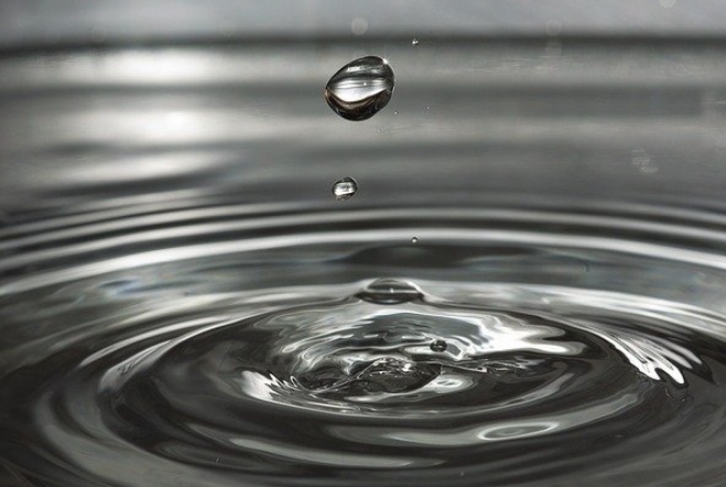 물에 소금을 섞어 밀도가 변하는 과정을 보여주는 실험