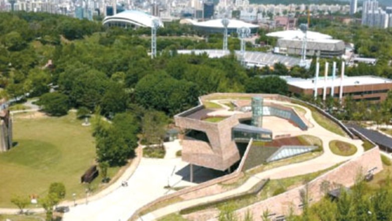 잠실 숨은 데이트 명소 (공원, 전시, 카페)-한성백제박물관 공원