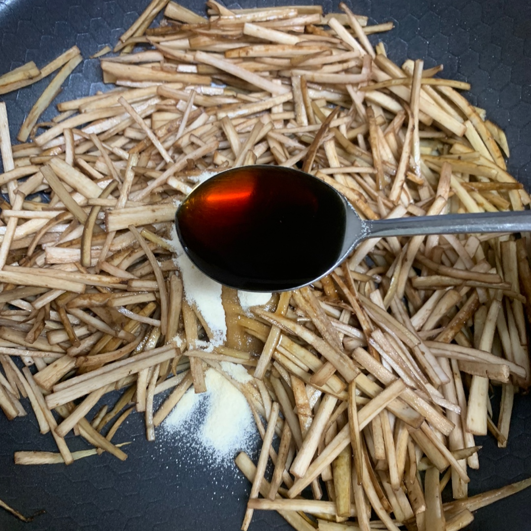 우엉에 간장 넣는 사진