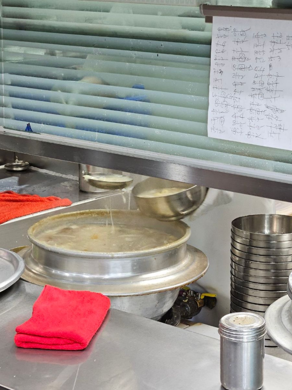 주방에서 북어국 담다