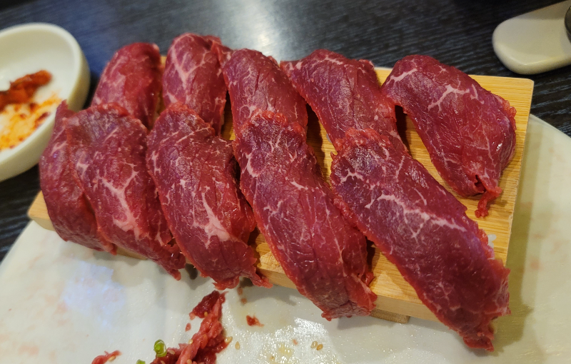 육회한 달, 밤 한우 사시미 초밥