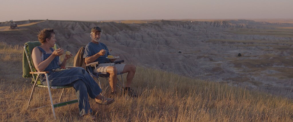 노매드랜드, 앉아서 대화하는 모습