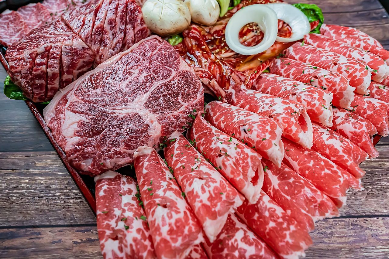 마블링이 훌륭한 한우 세트
