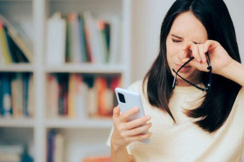 눈을 비비고 있는 여자