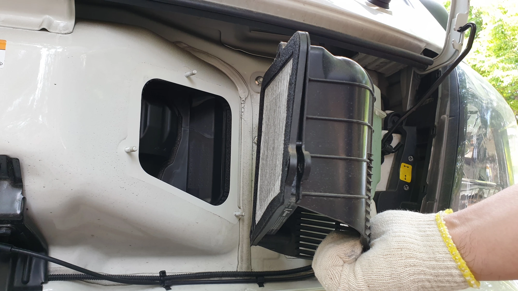 봉고 에어컨필터 빼는 모습