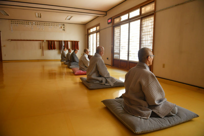 참선 하는 스님들의 모습