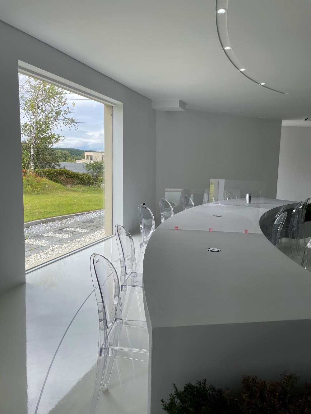 양양-카페-오아오-커피의-모던한-실내-좌석-모습