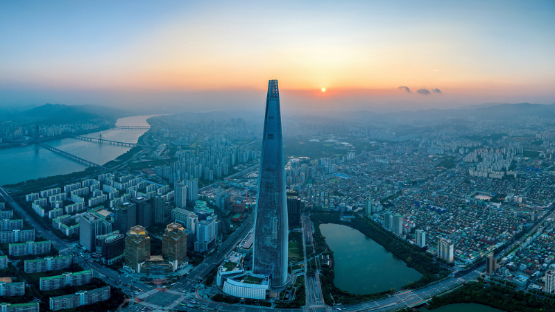 서울 잠실 월드 타워가 보이는 하늘에서 보는 한강 이미지