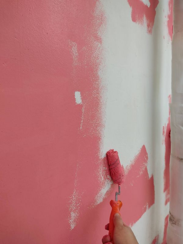 나머지 면적은 롤러로 페인팅 하는모습