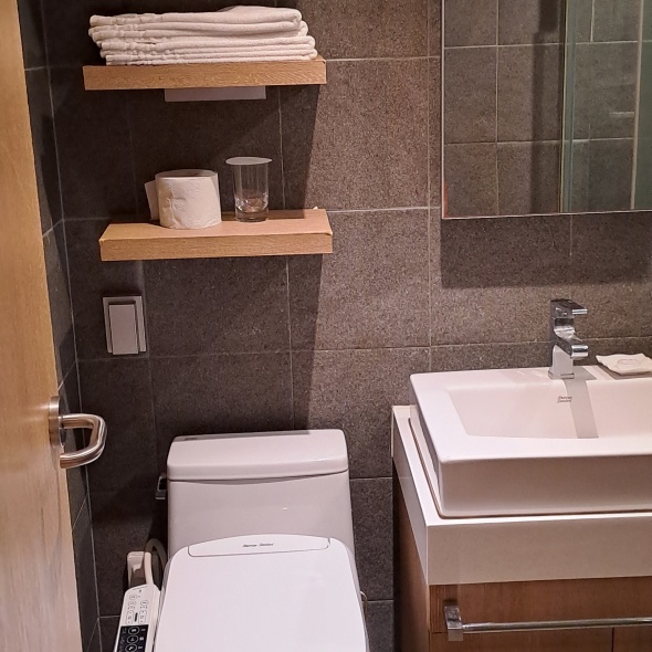 화장실에 수건이 놓여 있습니다.