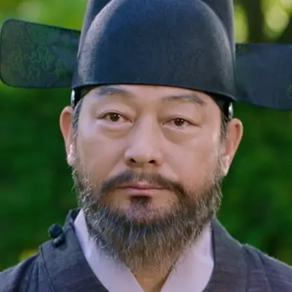 세작-
보라색 관료복에 검은색 관료모자를 쓰고 흰 긴수염에 무섭게 표정짓는 김종배