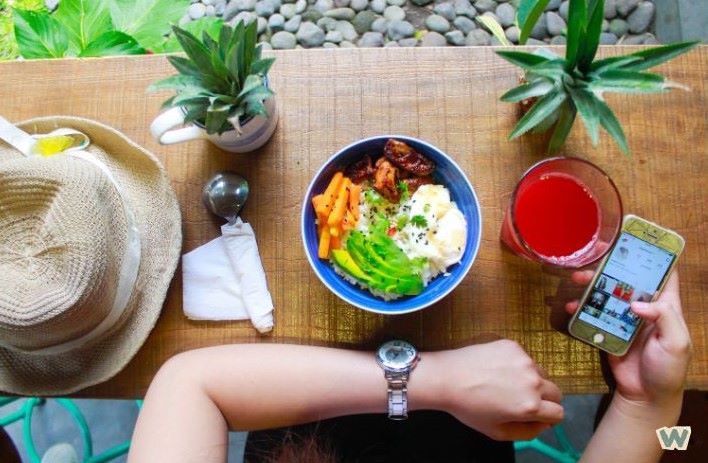 건강한 탄수화물 식단 실천 - 균형잡힌 한끼 식사와 과일 주스 via Canva