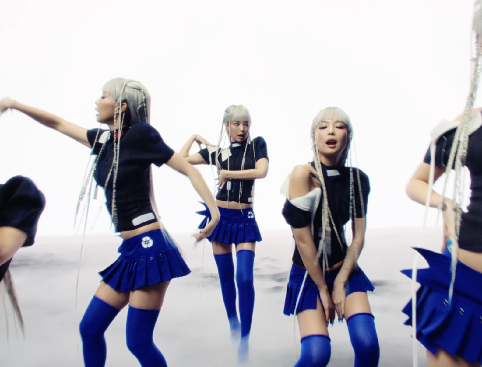 제니의 "ZEN" 뮤직비디오의 한 장면