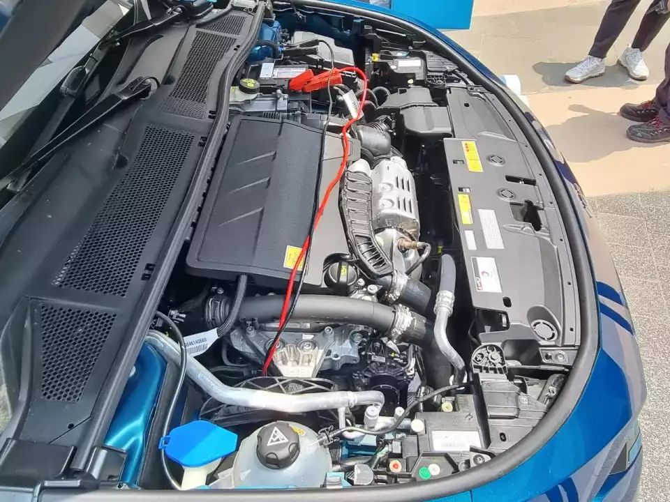 뉴 408의 1.2리터 가솔린 터보 엔진을 살펴봅니다.