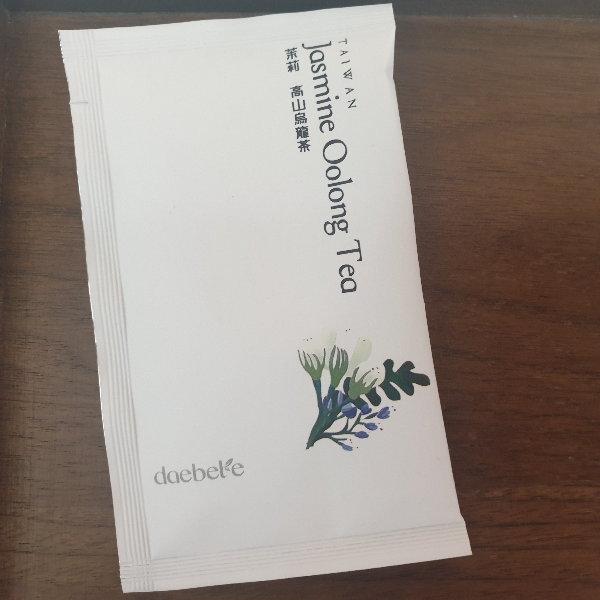 대만에서 구입한 자스민 우롱차. 개별 포장 되어 있다. 포장지 겉면 꽃그림이 그려져있다.