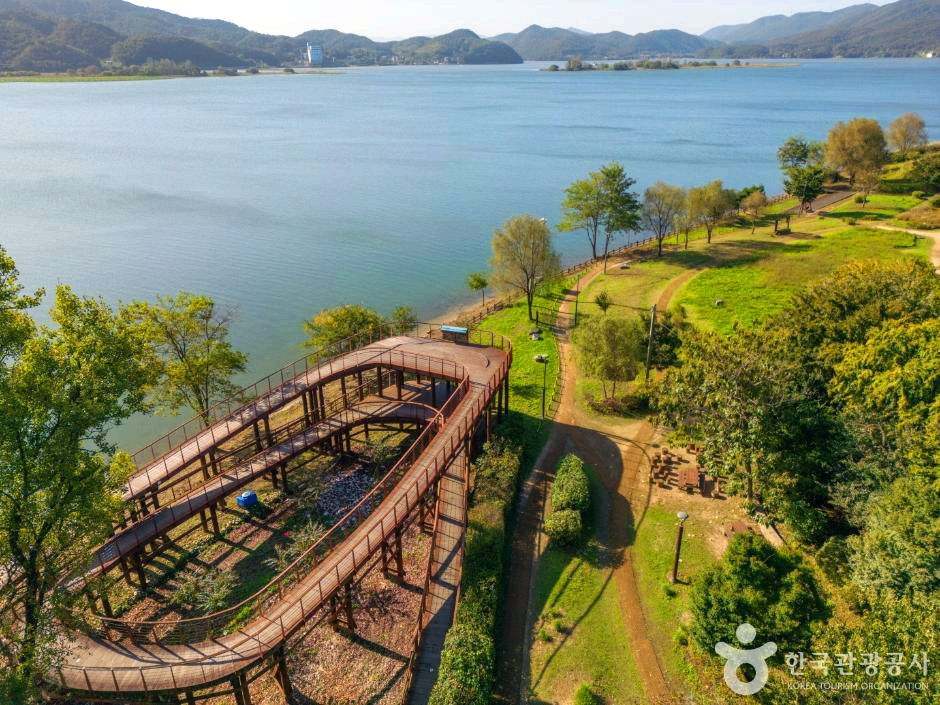 전망대에서 내려다 본 산책길