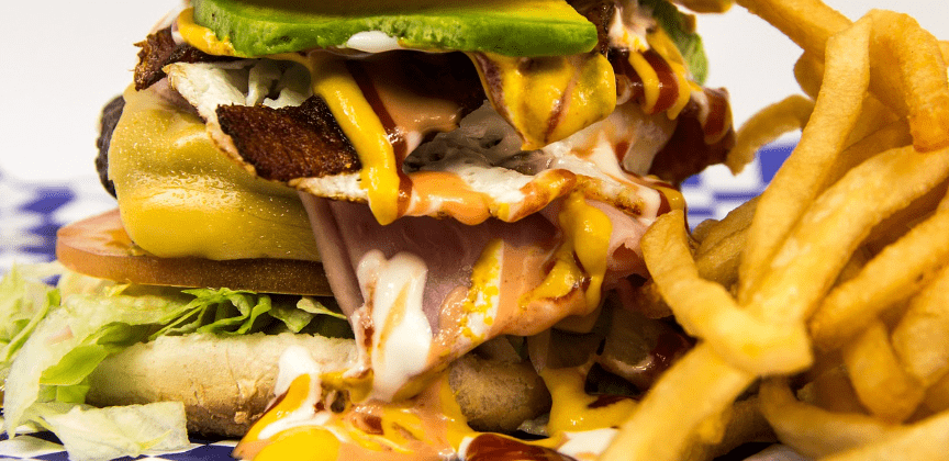 콜레스테롤 함량이 높은 햄버거와 감자 튀김