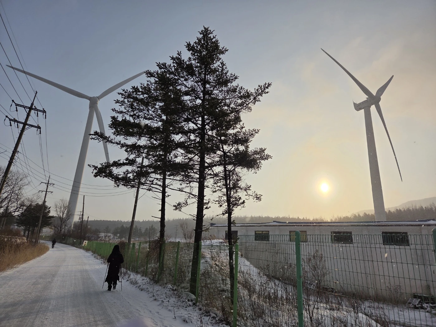 이른 아침의 휴계소에서 바라본 모습