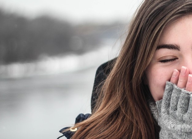 코를 가리고 있는 여자 이미지