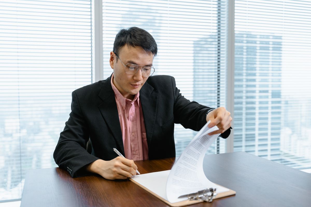 서류를 확인하며 계약을 검토하는 남성, 미반환 임대인 보증 제한