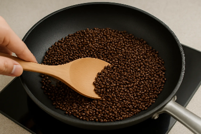 결명자 후라이팬에 넣고 볶는 모습