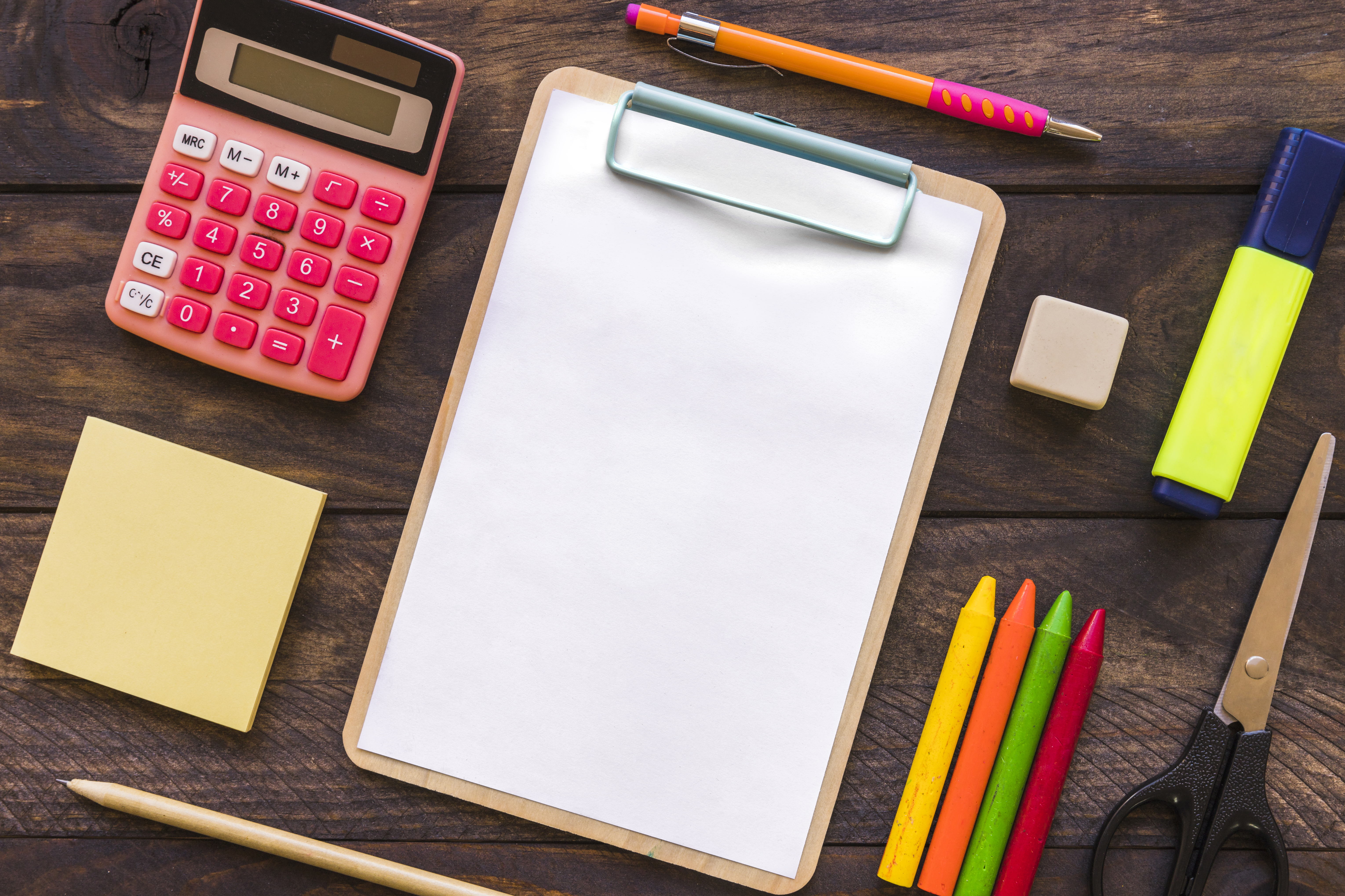 주거 예산을 기록한 가계부와 계산기, 펜이 놓인 책상 위 풍경