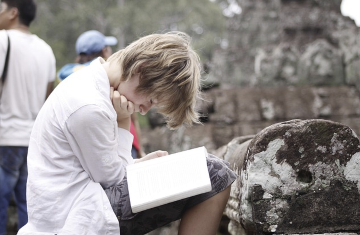 책 읽고 있는 소년 이미지