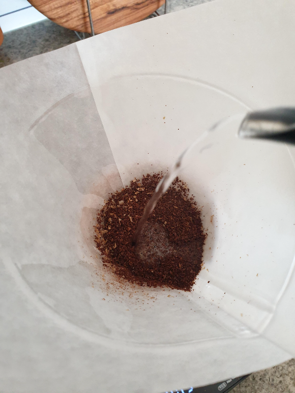 천천히 물을 붓는 모습