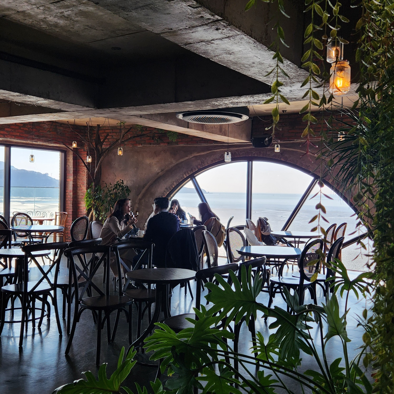 카페 내부 인테리어 사진