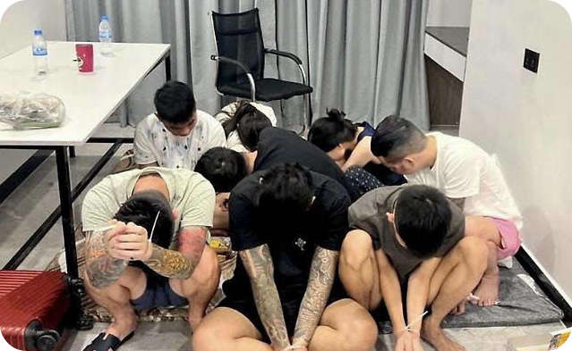 캄보디아 경찰이 지난 7월 수도 프놈펜에서 보이스피싱 등 범죄단체를 체포하는 모습. [사진 : 연합뉴스]