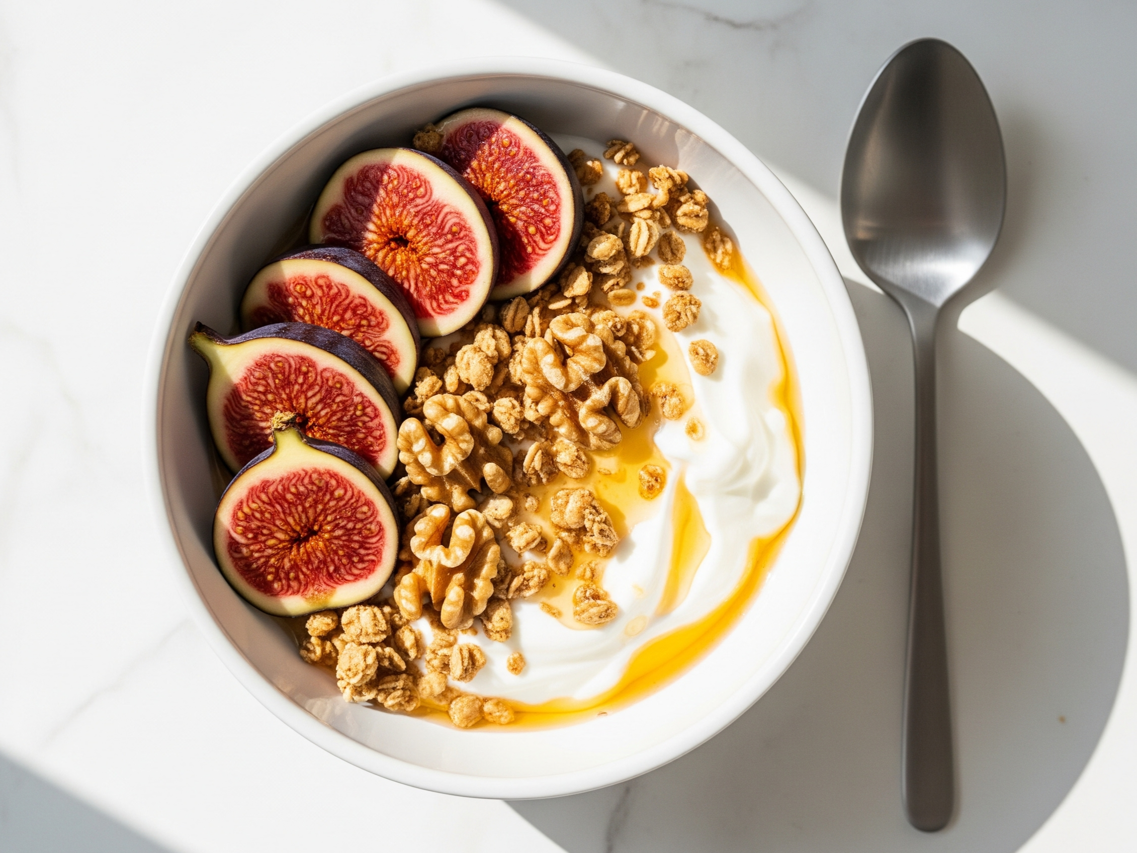 글로만 설명된 레시피를 시각적으로 구현하여 독자의 이해를 돕고 직접 만들어보고 싶다는 동기를 부여합니다. 밝고 신선한 느낌의 푸드 스타일링 이미지를 사용합니다.