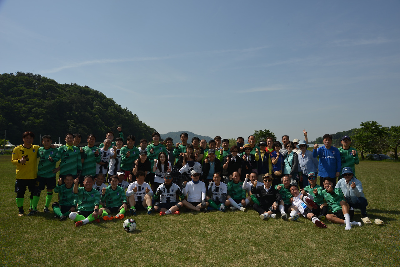 더운 여름에도 축구를 계속하는 이유, 운동보다 사람이 좋아서