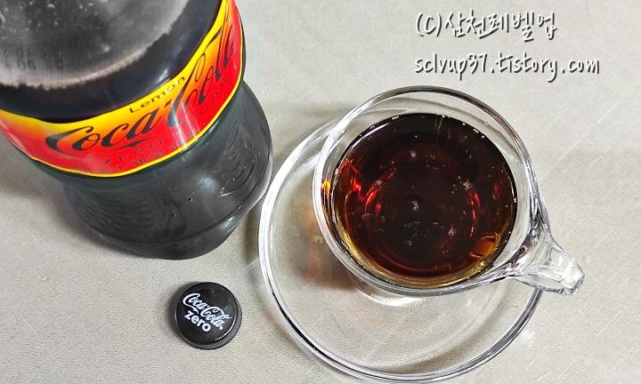 코카콜라 제로 레몬 개봉 후 잔에 따른 음료 모습