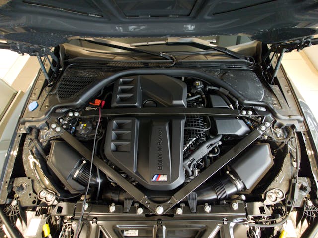 차량 정비를 위한 보닛 오픈 사진