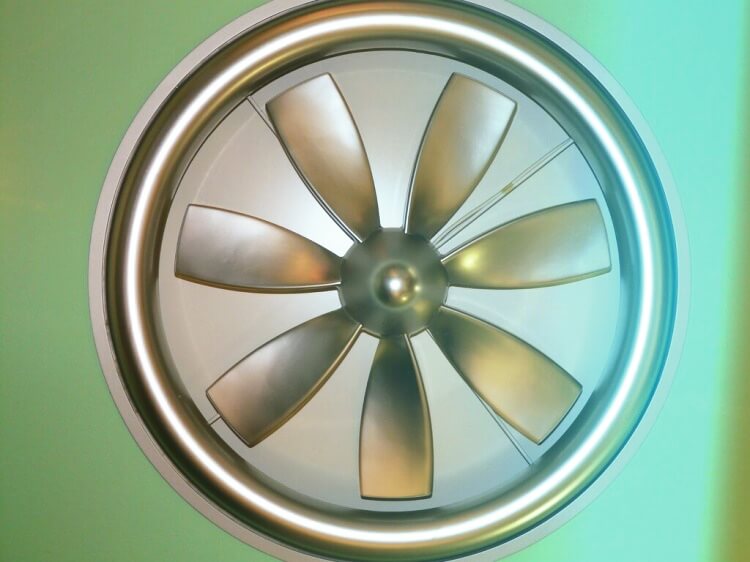 금속으로-만들어진-선풍기