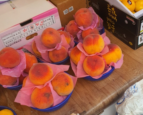 바구니에-담긴-빨간-복숭아