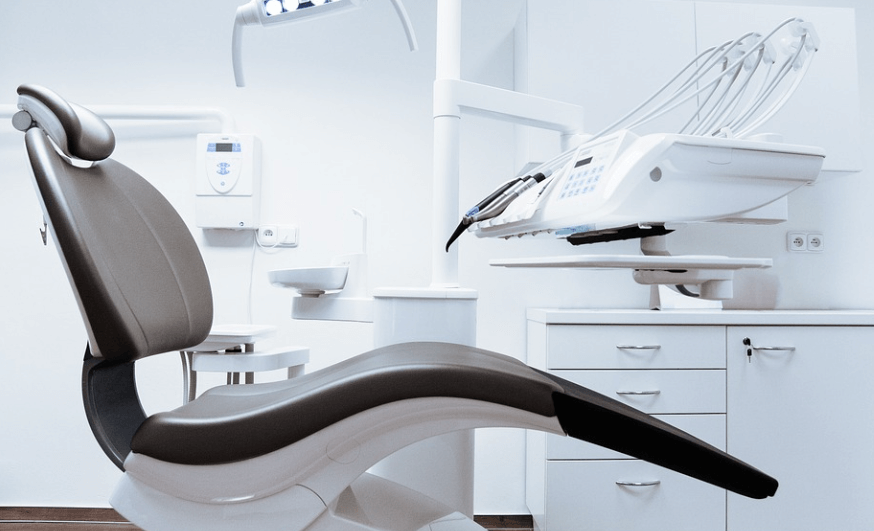 입냄새 없애는 방법으로 치과의 배경을 보면서 검진을 대기하고 있다