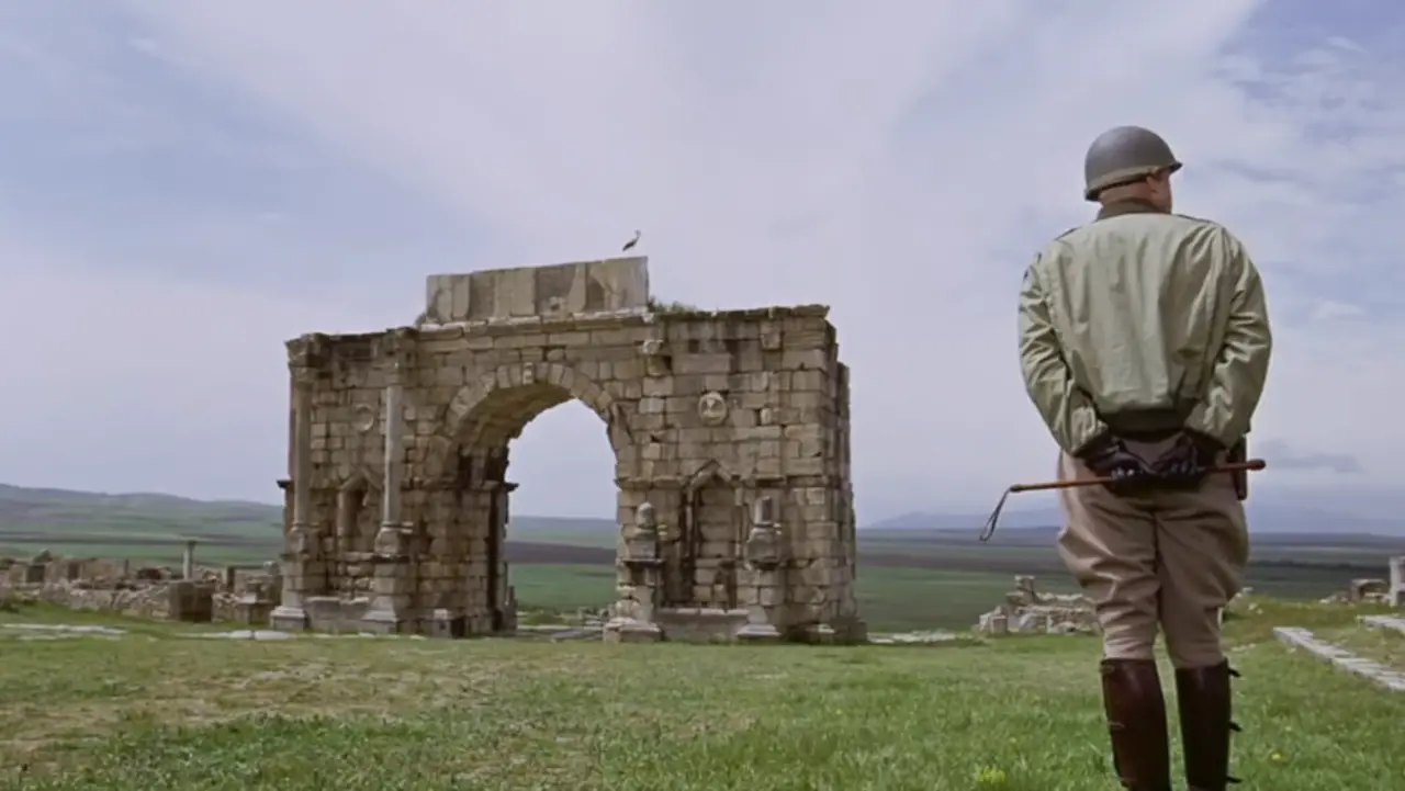 매우 상징적인 장면이다. 결말의 복선 역할을 한다. 영광이 덧없음을 상징하다