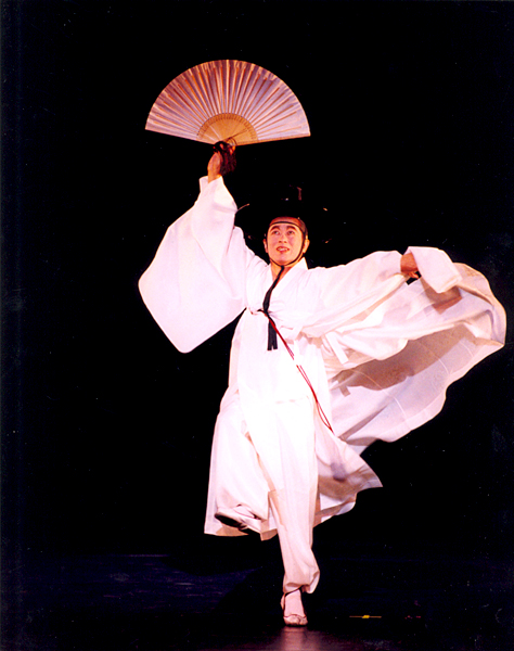 한량무를 추고 있는 조흥동 예인