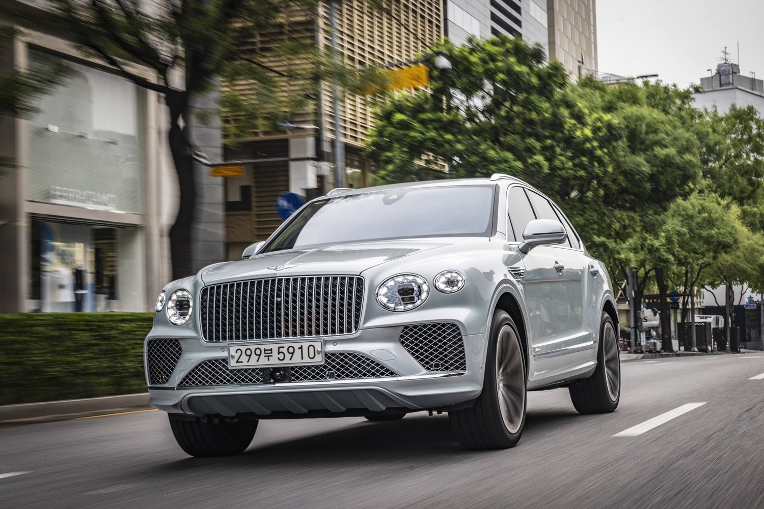 벤틀리 벤테이가 아주르 사진