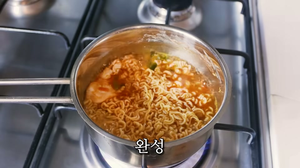 다 끓인 라면이 냄비에 담긴 모습