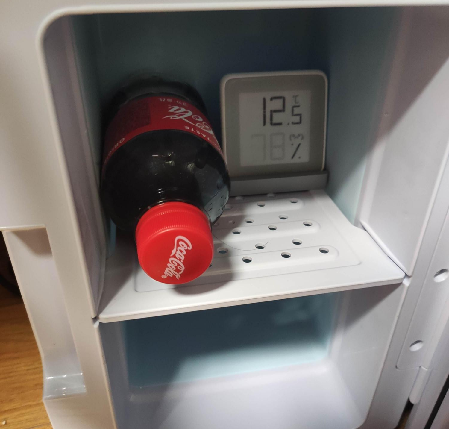 제품 내부에 콜라를 넣어 놓은 모습