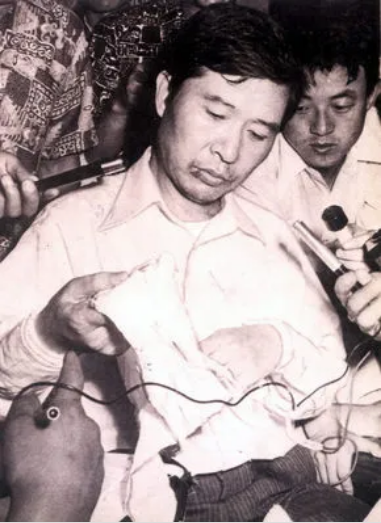 납치에서 풀려난 후 언론과 인터뷰하는 김대중 / 출처 : 나무위키