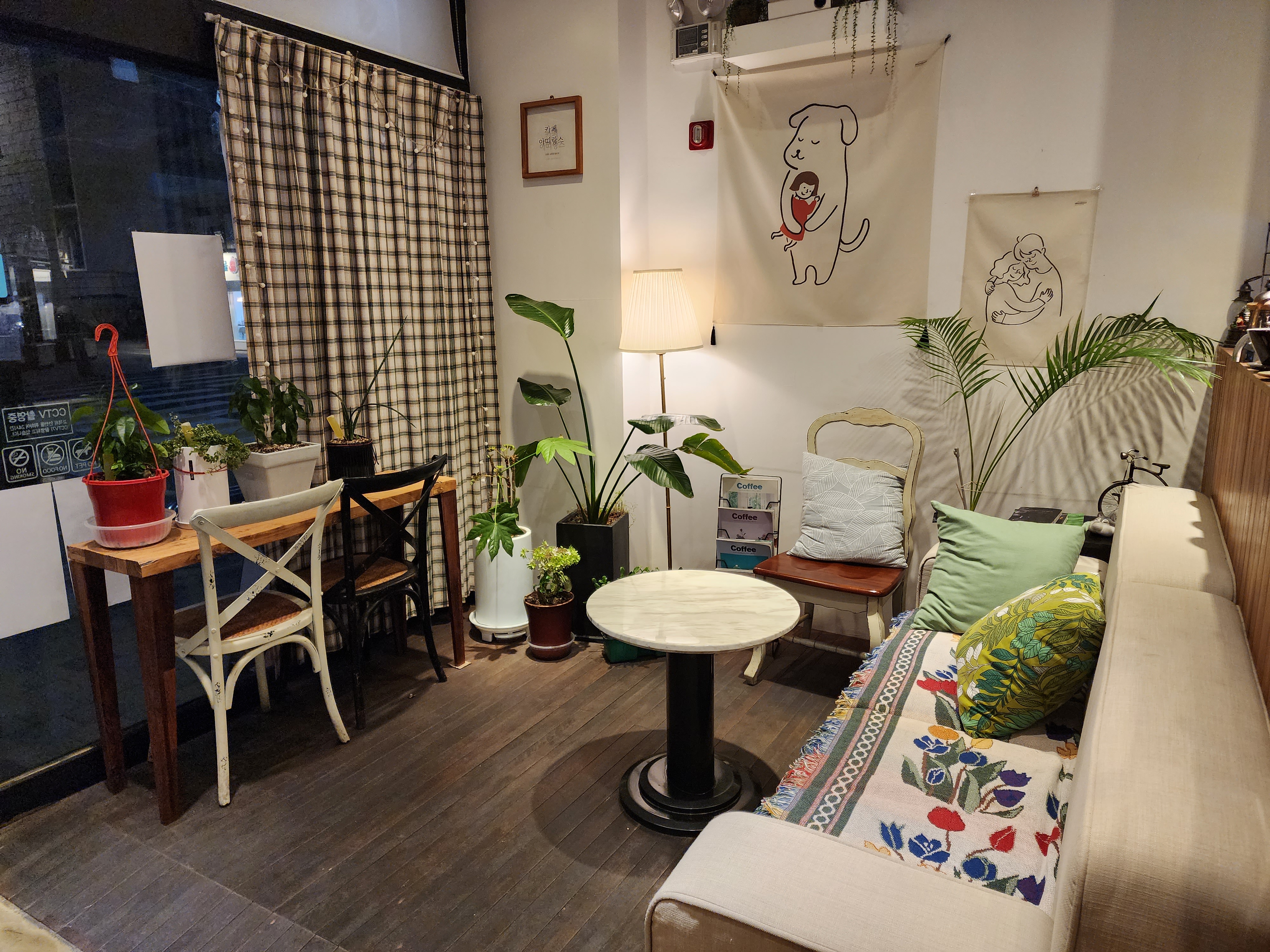 아띠랑스 카페 1층