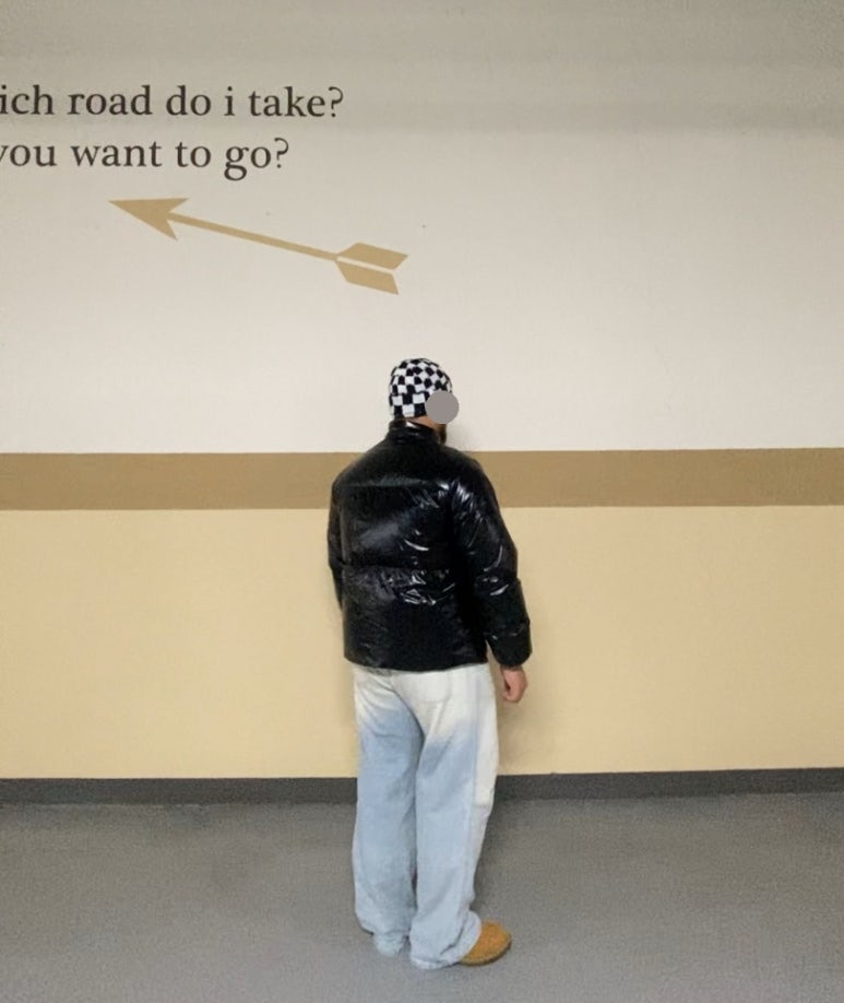 데일리룩('25. 11. 28.)마하그리드 체커보드 니트 비니, 마뗑킴 점퍼 패딩 숏패딩 유광패딩 유광점퍼 숏점퍼, 에러스익셉티드 와이드 연청 데님팬츠, 호킨스 스웨이드 첼시부츠