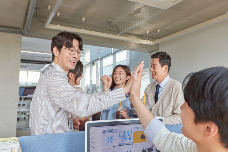 출처: Getty Images ❘ 업무포탈을 통한 팀 협업 장면 예시