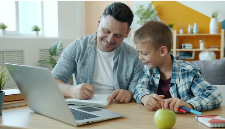 노트북 앞에서 아이와 함께 시간을 보내는 아빠
