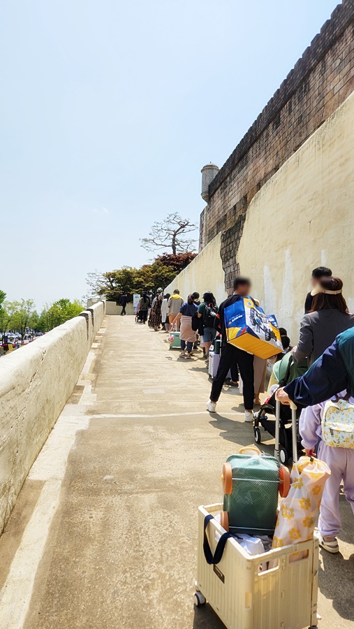 뛰는 사람없이 순서대로 이동