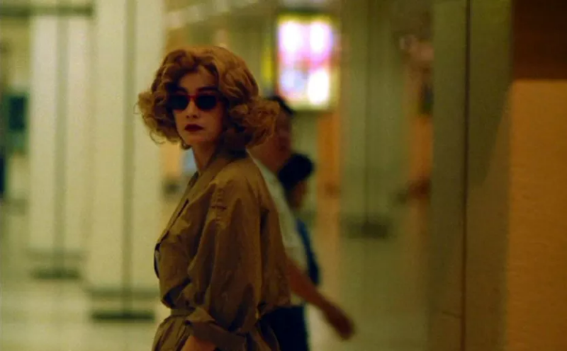 노란 머리의 선글라스 쓴 임청하